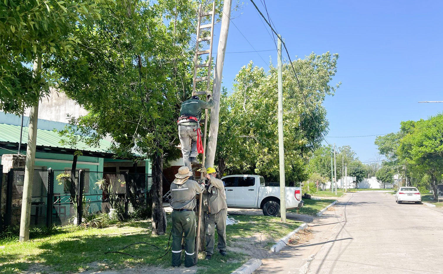 Villordo compró postes y cables para mejorar la energía eléctrica en Santa Lucía