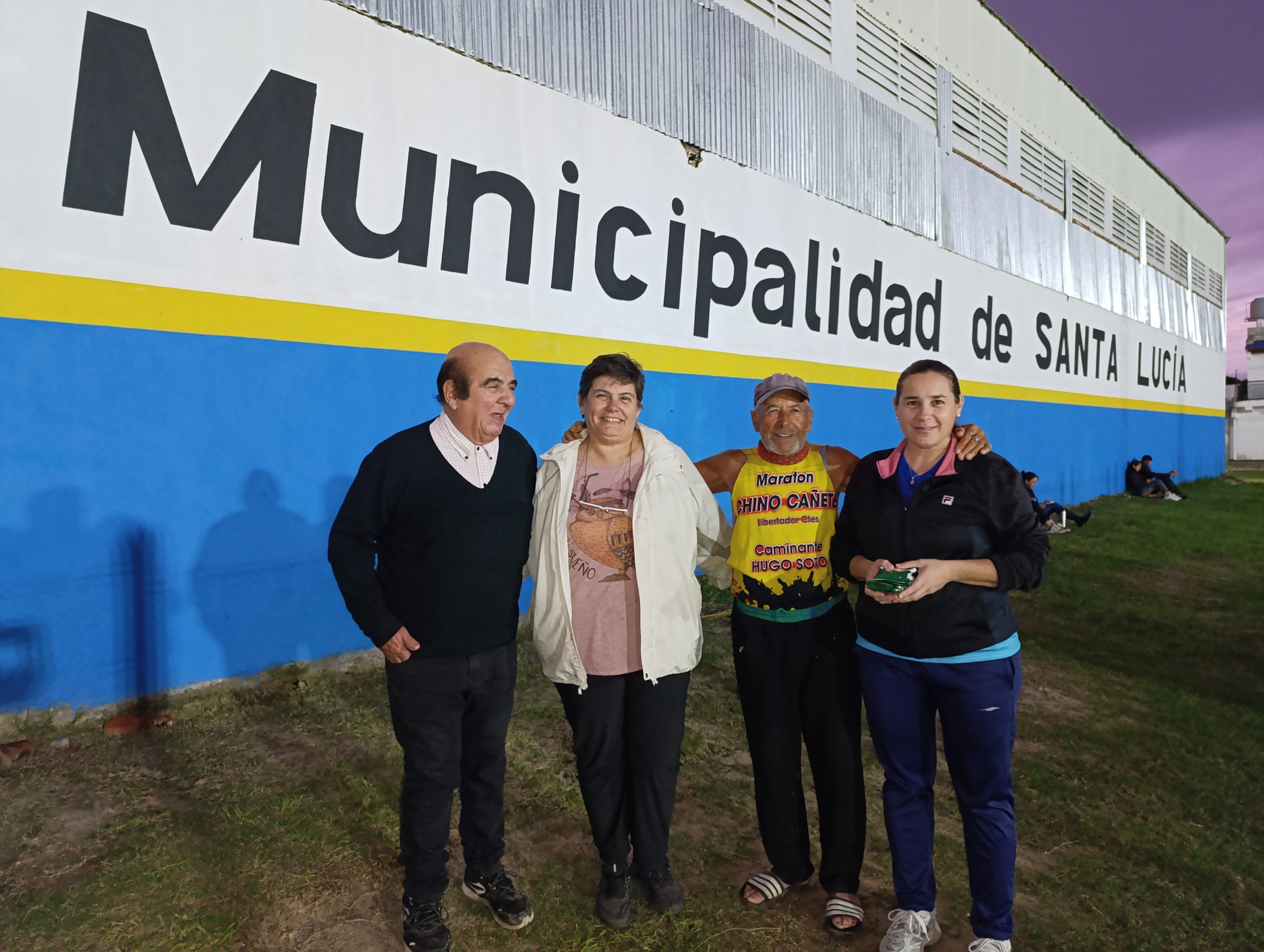 Santa Lucía recibió a maratonista de 77 años que unen a pie Misiones con Corrientes